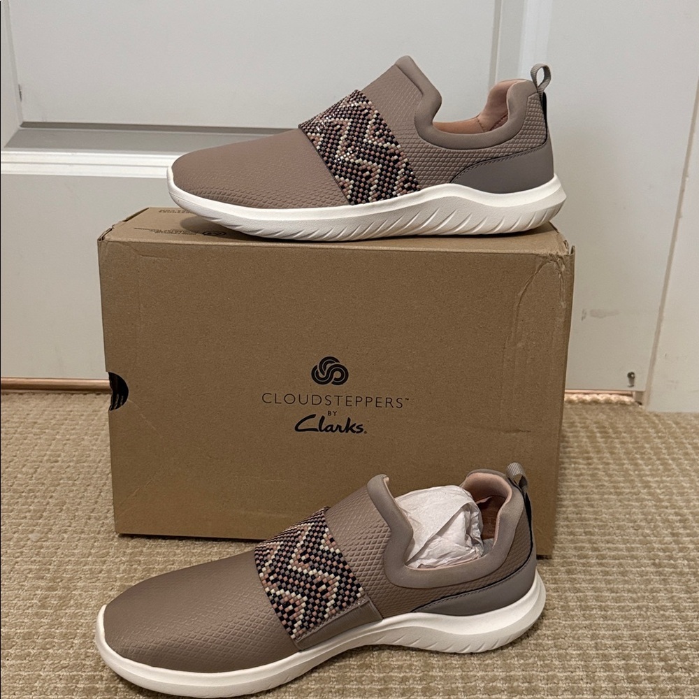 NWT cloud steppers by Clarks. Slip on sneakers with cushion, soft souls in Sz 10